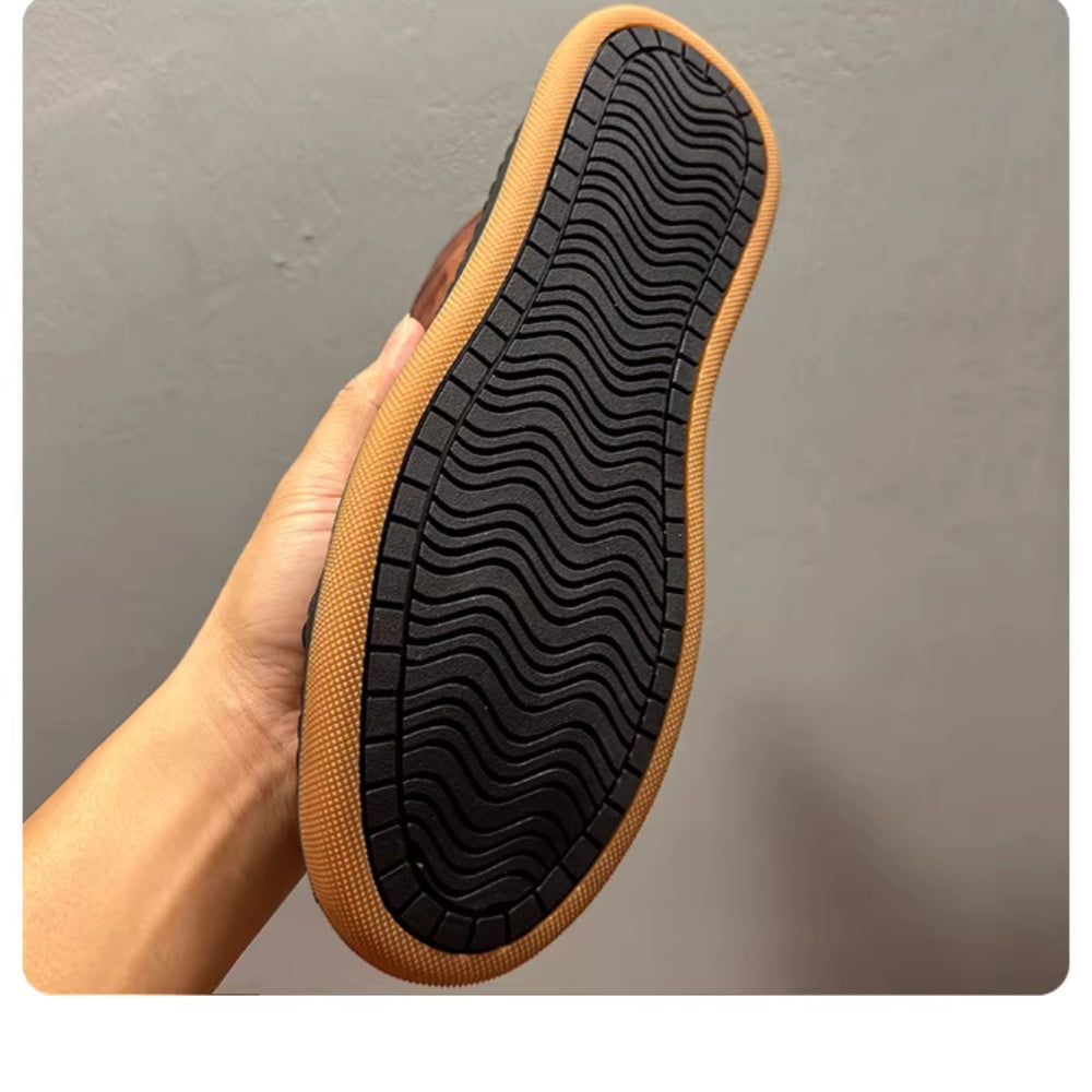 This retro high-top leather men's shoe is made of genuine leather and is both comfortable and casual.