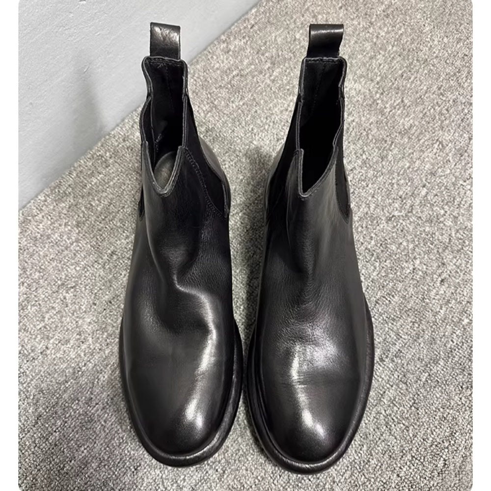 Made from horsehide and crafted by hand through a washing process, it is retro and casual.