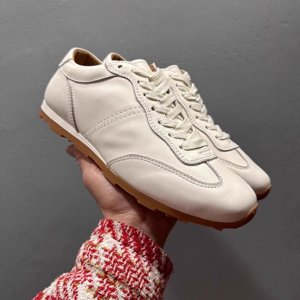 The new leather perforated men's retro training shoes are suitable for light and active wearing needs.