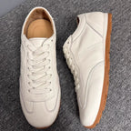 The new leather perforated men's retro training shoes are suitable for light and active wearing needs.