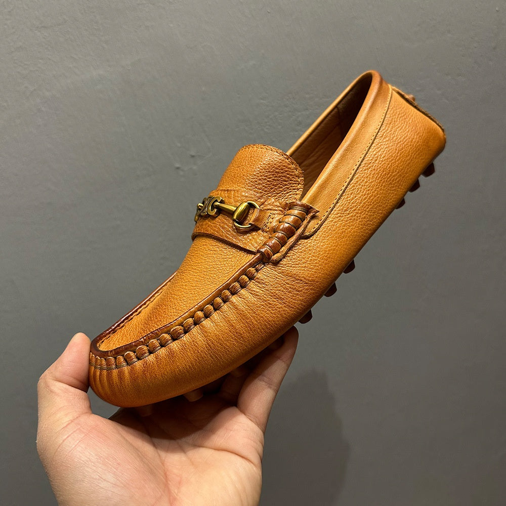 Handcrafted leather shoes by men, high-quality fashionable casual street shoes, men's footwear.