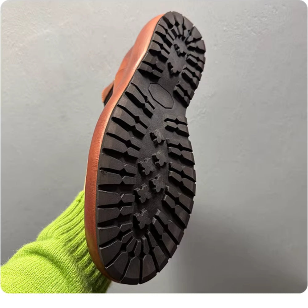 Made from horsehide and crafted by hand through a washing process, it is retro and casual.