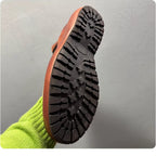 Made from horsehide and crafted by hand through a washing process, it is retro and casual.