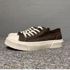 This new model of casual sports shoes features a thick leather sole and a genuine leather upper.