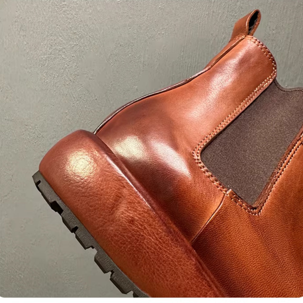Made from horsehide and crafted by hand through a washing process, it is retro and casual.