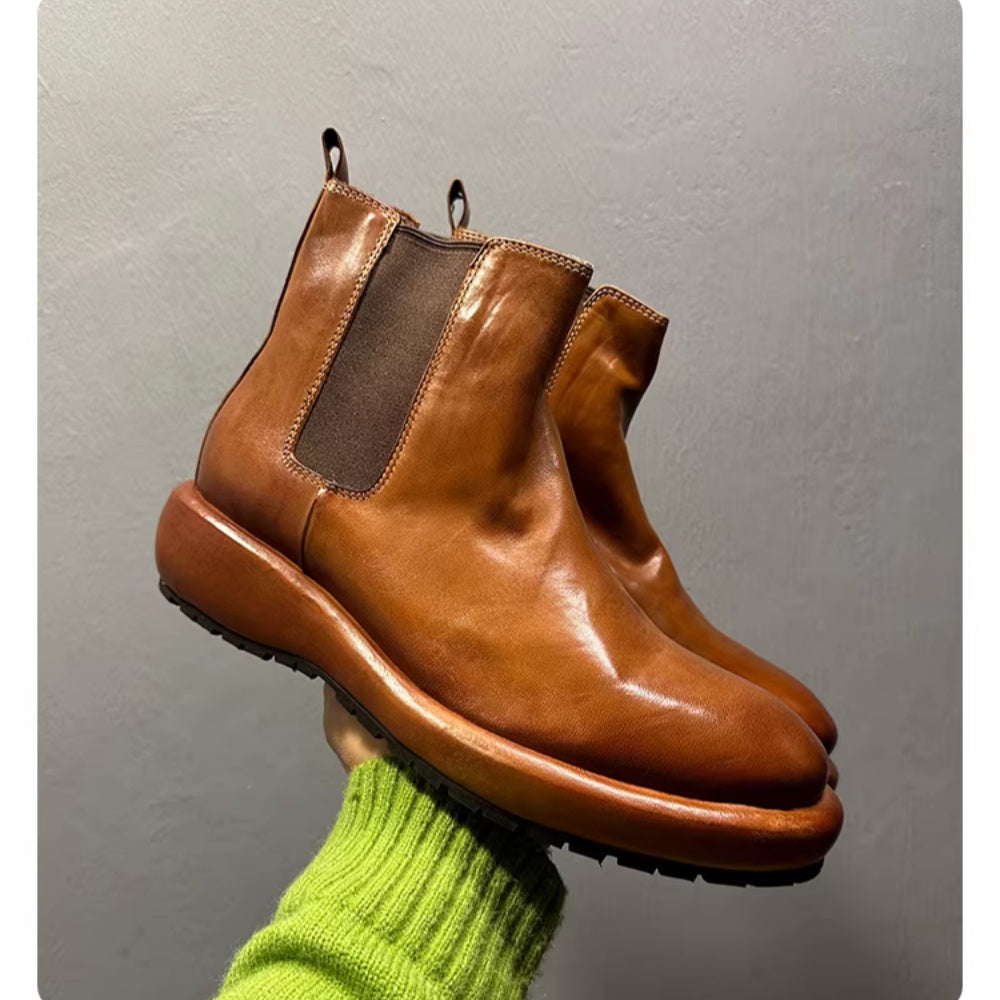 Made from horsehide and crafted by hand through a washing process, it is retro and casual.