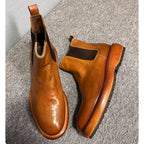 Made from horsehide and crafted by hand through a washing process, it is retro and casual.