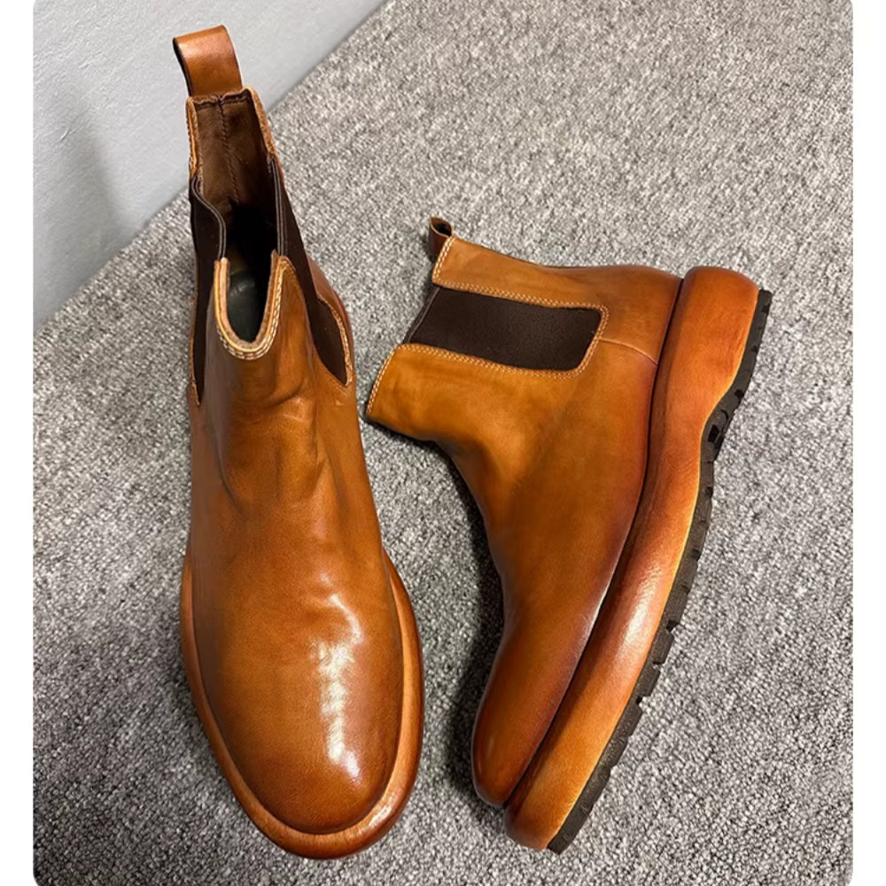 Made from horsehide and crafted by hand through a washing process, it is retro and casual.