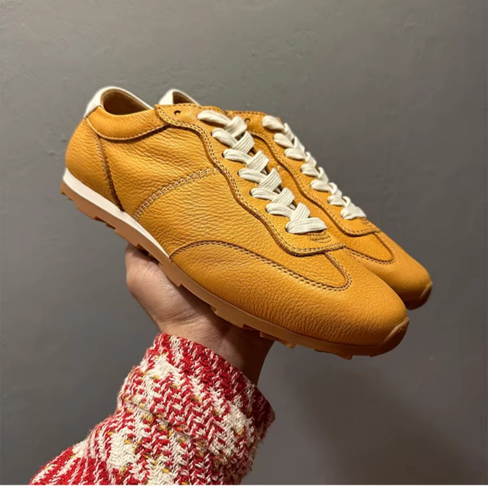 The new leather perforated men's retro training shoes are suitable for light and active wearing needs.