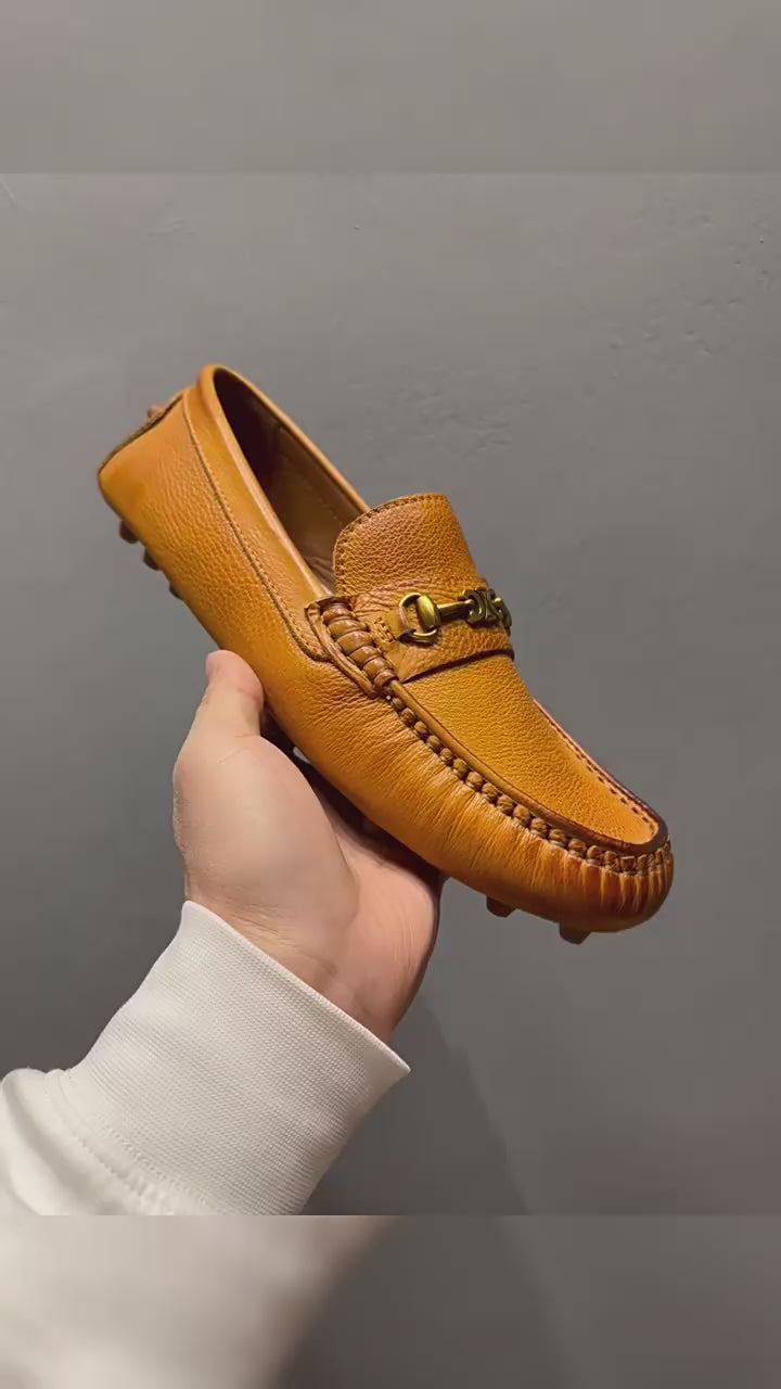 Handcrafted leather shoes by men, high-quality fashionable casual street shoes, men's footwear.