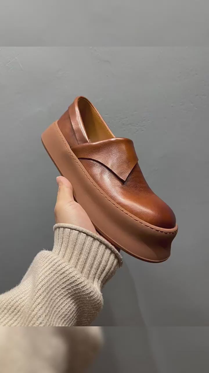 Retro casual shoes with thick soles; high-quality leather shoes specially designed for men.