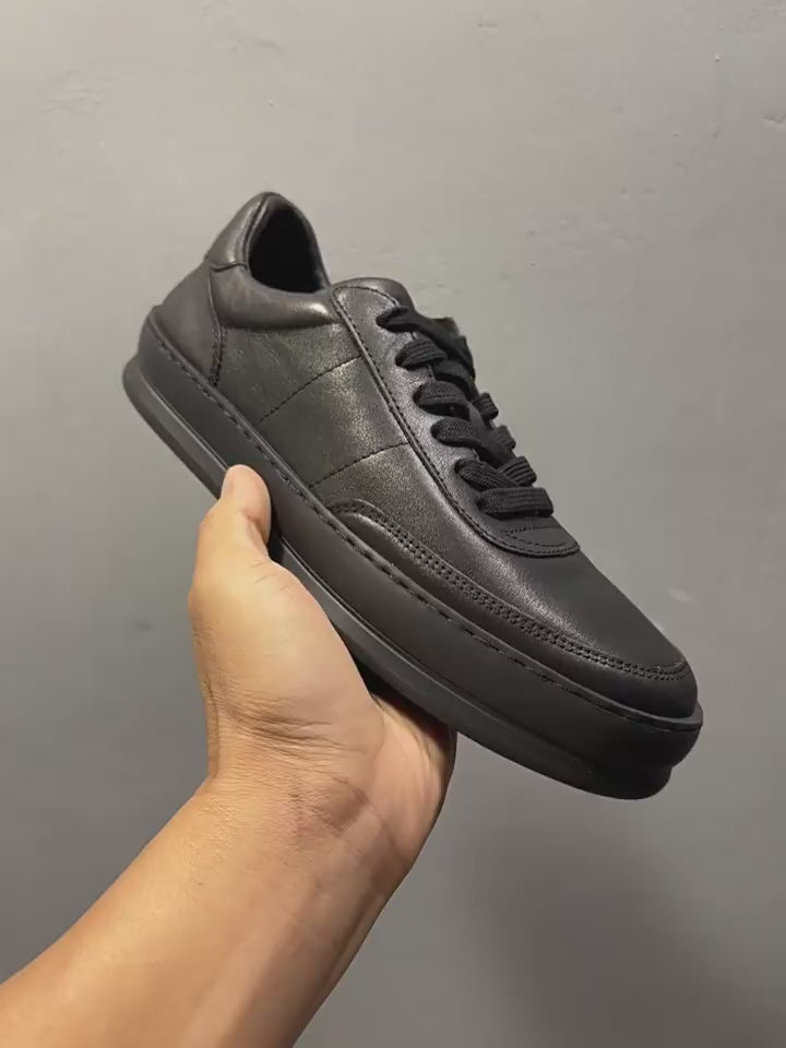 Made of leather material. Soft and comfortable casual shoes with elastic soles. Leather shoes