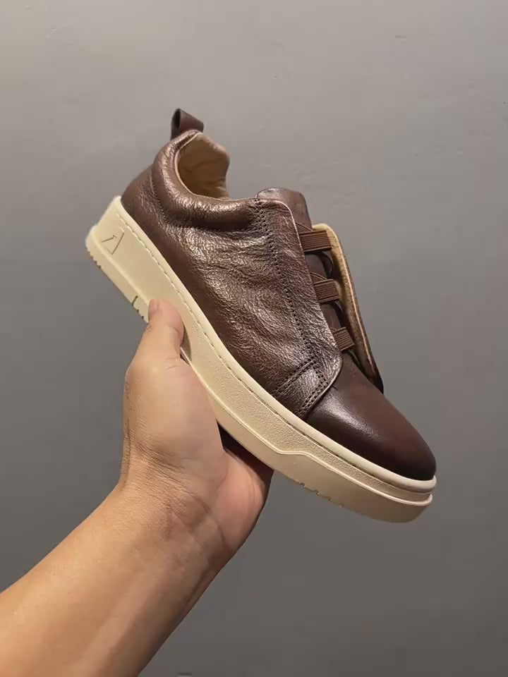 Leather-made sports shoes come in various styles, are lightweight and comfortable, and are fashionable.